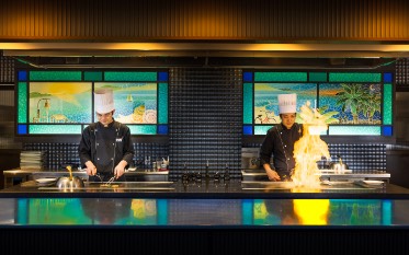 鉄板ダイニング碧-AOのオープンキッチンで鉄板焼きを調理するシェフ