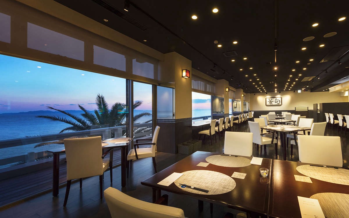 夕景の海を望む鉄板ダイニング碧-AOの店内