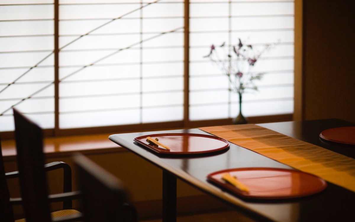 障子と生け花のある料理茶寮 万華の個室