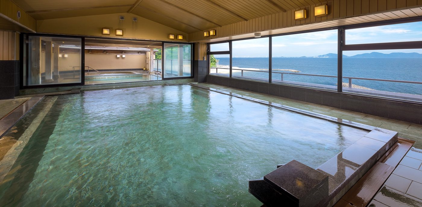 雄大で美しい三河湾を眺めながら、ゆったりとした時間の中で美白泉の湯が楽しめるように設計された「殿方大浴殿 光彩乃湯」。 「露天風呂」はもちろんのこと、「サウナ」や「ジャグジー」なども楽しんでいただけます。