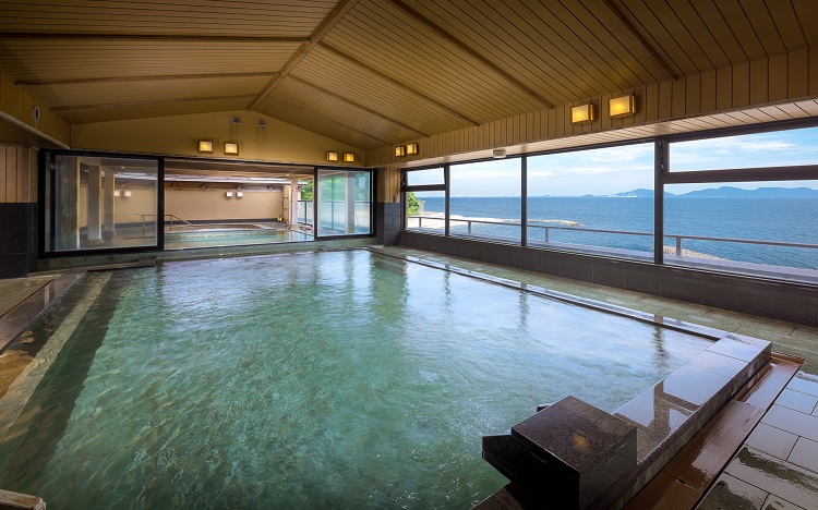 雄大で美しい三河湾を眺めながら、ゆったりとした時間の中で美白泉の湯が楽しめるように設計された「殿方大浴殿 光彩乃湯」。 「露天風呂」はもちろんのこと、「サウナ」や「ジャグジー」なども楽しんでいただけます。