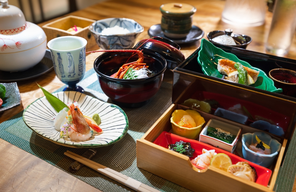 伊勢海老の椀、造り、焼き魚が並ぶ会席